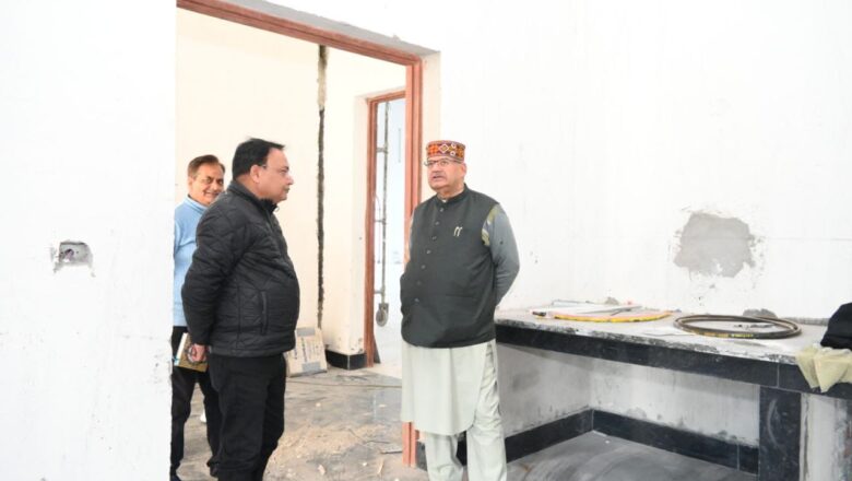 मंत्री गणेश जोशी ने अधिकारियों को निर्देश दिया कि भवन निर्माण में उच्च गुणवत्ता वाली सामग्री का उपयोग किया जाए और जनता की जरूरतों को ध्यान में रखते हुए आवश्यक सुविधाओं को शामिल किया जाए।