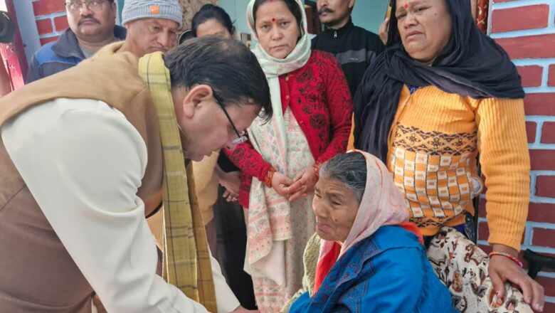 मुख्यमंत्री ने शोकाकुल परिवारजनों से भेंट कर अपनी शोक संवेदनाएं व्यक्त की।