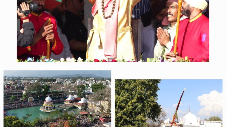 दरबार श्री गुरु राम राय जी महाराज के सज्जादे गद्दी नशीन श्रीमहंत देवेन्द्र दास जी महाराज के दिशा-निर्देशन में श्री झण्डे जी के नीचे लगी लकड़ी की कैंचियों को थामे श्रद्धालुजन श्री झण्डे जी को उठा रहे थे।