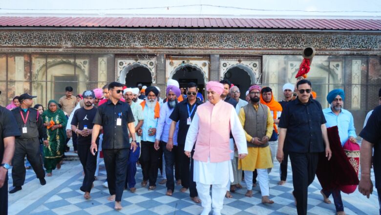 श्री दरबार साहिब देहरादून के दर्शनी गेट पहुंचते ही पैदल संगत का पुष्प वर्षा व ढोल नगाड़ों की थाप के साथ दूनवासियों व दरबार श्री गुरु राम राय जी महाराज, प्रबन्ध समिति एवम् श्री झंडा जी मेला आयोजन समिति ने जोरदार स्वागत किया।