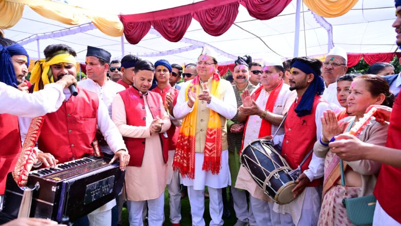 पारंपरिक होली गायन, नृत्य और सांस्कृतिक प्रस्तुतियों ने कार्यक्रम को जीवंत बना दिया