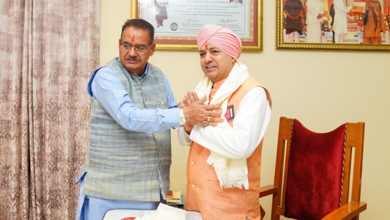 मंत्री जोशी और श्री महाराज जी के बीच प्रदेश के समसामयिक विषयों पर विस्तारपूर्वक चर्चा हुई।