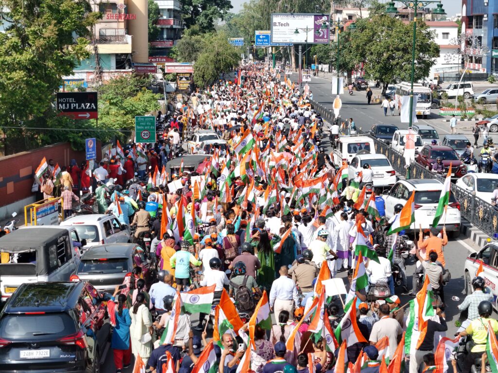 मुख्यमंत्री श्री पुष्कर सिंह धामी के नेतृत्व में बुधवार को शौर्य स्थल चीड़बाग से गांधी पार्क तक भव्य “तिरंगा शौर्य सम्मान यात्रा” का आयोजन किया गया।
