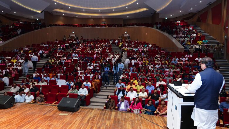 मुख्यमंत्री धामी ने कहा कि कवि केवल शब्दों के निर्माता नहीं होते बल्कि वे समाज के चिंतक, मार्गदर्शक और प्रेरक भी होते हैं और उनकी कविताएं समाज को दर्पण दिखाने का काम करती हैं   