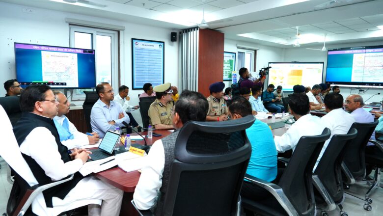 सीएम धामी ने मानसून के दौरान किसी भी भूस्खलन की आपात स्थिति के दौरान घटना स्थल पर 15 मिनट के भीतर अनिवार्यतः जेसीबी पहुंचाने के सख्त निर्देश लोक निर्माण विभाग सहित सम्बन्धित अधिकारियों को दिए