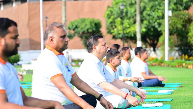 मुख्यमंत्री ने कहा कि भारत ने सदैव मानवीय मूल्यों को सर्वोपरि रखा है और हमारी सनातन संस्कृति का मूल स्तंभ योग है। यही कारण है कि आज योग दुनिया के करोड़ों लोगों की दिनचर्या का अभिन्न हिस्सा बन गया है और भारतीय जीवन शैली को वैश्विक मंच पर प्रतिष्ठित कर रहा है।