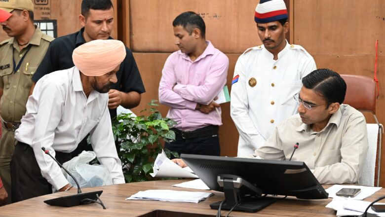 डीएम ने वरिष्ठ पुलिस अधीक्षक को वरिष्ठ नागरिक सेल में वाद पंजीकृत कर जांच एवं विधिक एक्शन करने के निर्देश दिए।