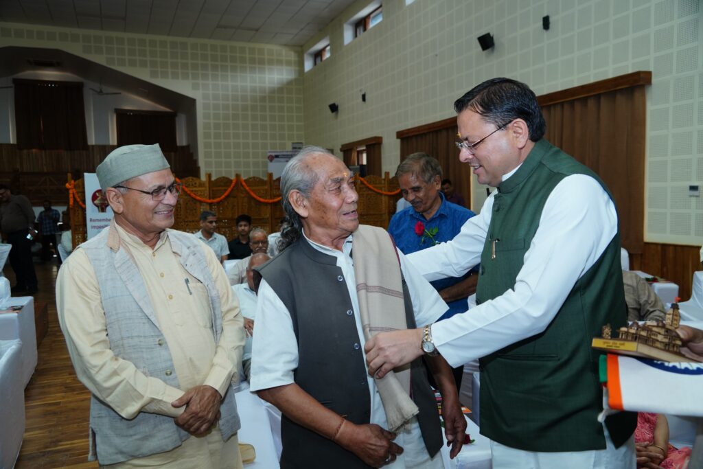 मुख्यमंत्री ने कहा 50 वर्ष पूर्व 25 जून 1975 को इसी दिन देश पर आपातकाल थोपा गया था और संविधान की आत्मा को कुचलने का प्रयास किया गया था और यह सब एक व्यक्ति की हठधर्मिता और तानाशाही रवैए का परिणाम था      