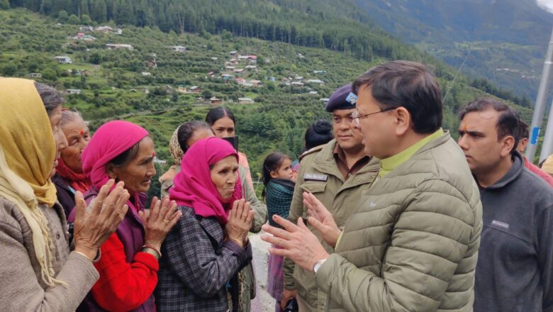 मुख्यमंत्री के ग्राउंड जीरो पर पहुंचते ही प्रभावितों का दर्द और आंसू छलक उठे। कई लोग मुख्यमंत्री से लिपटकर रोने लगे