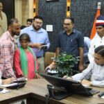 62 वर्षीय डेन्डो देवी का आधार कार्ड बनवाने और उन्हें पेंशन व अन्य योजनाओं का लाभ दिलाने के लिए जिलाधिकारी ने दिए तत्काल निर्देश