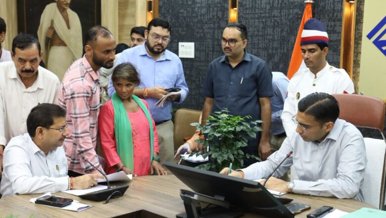 62 वर्षीय डेन्डो देवी का आधार कार्ड बनवाने और उन्हें पेंशन व अन्य योजनाओं का लाभ दिलाने के लिए जिलाधिकारी ने दिए तत्काल निर्देश