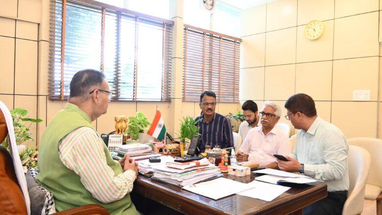 मंत्री जोशी ने निर्देश दिए कि बरसात से क्षतिग्रस्त हुए सड़क मार्गों एवं पुलों के पुनर्निर्माण के कार्यों को शीघ्रता से पूर्ण किया जाए   
