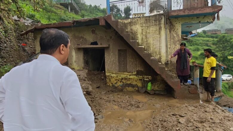 सांसद बलूनी ने कहा कि आपदा में क्षतिग्रस्त हुए घरों, सड़क और पुल को पुनः शीघ्र-अतिशीघ्र बनाया जाएगा और इसके अलावा भी हर सम्भव मदद पहुंचाने का कार्य करेंगे   