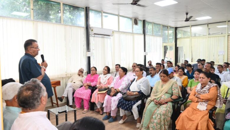 मंत्री जोशी ने कहा प्रधानमंत्री ग्राम सड़क योजना से गांवों को जोड़ने का काम भी अटल जी की दूरगामी सोच के कारण ही सम्भव हो सका। मंत्री जोशी ने कहा कि पूर्व प्रधानमंत्री अटल बिहारी वाजपेयी का उत्तराखंड से गहरा नाता रहा था      