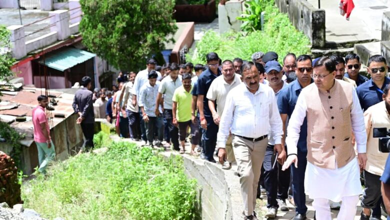 मुख्यमंत्री पुष्कर सिंह धामी ने आज थराली में आपदा प्रभावित क्षेत्रों का स्थलीय निरीक्षण किया एवं आपदा प्रभावित लोगों से भी मिले। 