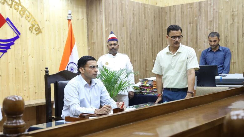 क्रूर बिगड़ैल बेटों से परेशान असहाय विधवा मां की गुहार पर पहली बार जिलाधिकारी ने गुंडा एक्ट 1970 की विशेष शक्ति का किया सीधा प्रयोग, थाने-कचहरी और वकीलों की जटिल प्रक्रियाओं को दरकिनार कर दी न्याय की तत्काल गारंटी