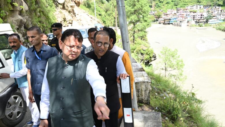 यमुना नदी में मलबा आने से बनी झील को सुरक्षित ढंग से खोलने के कार्यों का मुख्यमंत्री ने किया निरीक्षण, अधिकारियों को तेजी से काम निपटाने के निर्देश