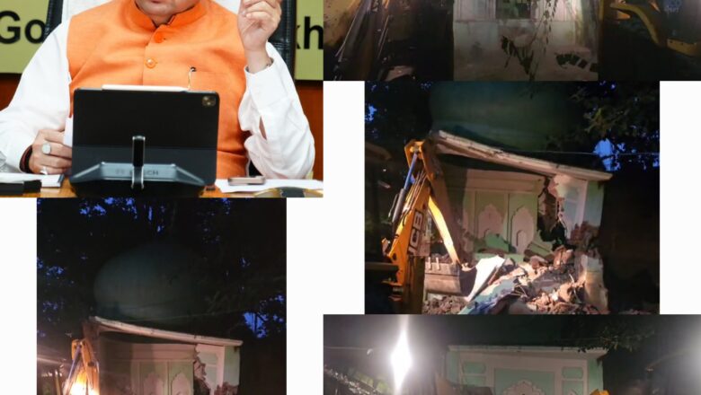 धामी का कानून राज — राजस्व रिकॉर्ड में दर्ज मंदिर भूमि से मजार हटाई गई   