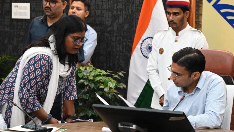 क्षेत्र पंचायत कुडियाल में सुरक्षा की दृष्टि से हाई मास्क लाइट लगाने की मांग पर जिलाधिकारी सविन बंसल ने सीडीओ और उरेडा को प्रस्ताव उपलब्ध कराने को कहा।