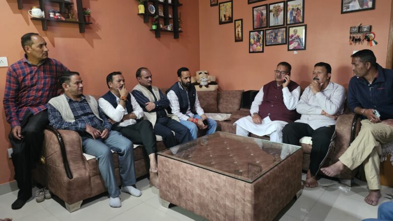 मंत्री गणेश जोशी ने मसूरी बार्लोगंज स्थित मेरीविल स्टेट निवासी हुकम सिंह रावत के घर पहुंचकर शोक संतप्त परिवार से मुलाकात की