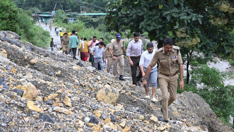 कार्लीगाड में भूस्खलन से फंसे 70 लोगों को रेस्क्यू टीमों ने सुरक्षित निकाला बाहर; जिलाधिकारी पैदल पहुंचे आपदा स्थल, राहत व बचाव कार्यों का स्वयं लिया जायजा।