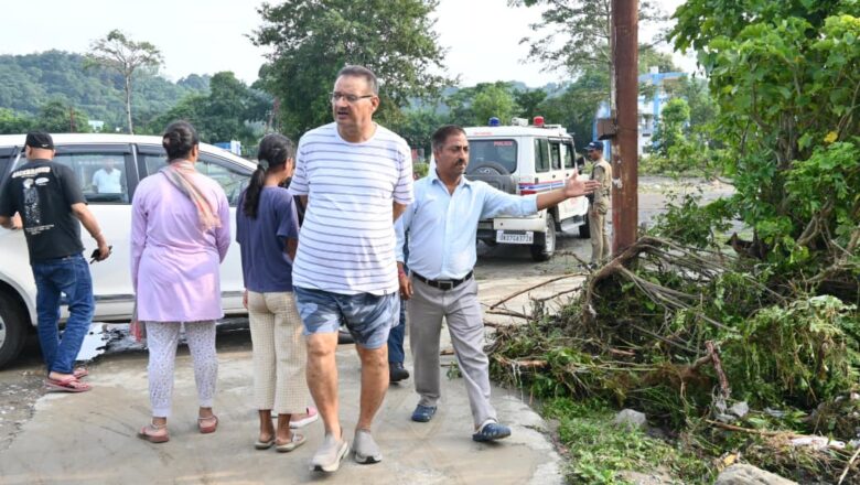 गणेश जोशी ने अधिकारियों से कहा कि आपदा प्रभावितों को समय पर भोजन, दवाइयां और राहत सामग्री मिले, इसके लिए पूरी व्यवस्था चाक-चौबंद रखी जाए।