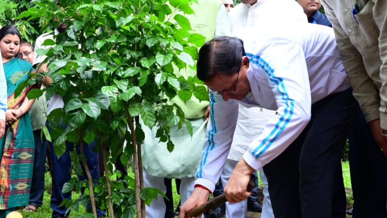 स्वच्छता शपथ, पौधारोपण और स्वच्छता रथ का फ्लैग ऑफ कर मुख्यमंत्री ने स्वच्छ भविष्य की ओर बढ़ाया कदम, पर्यावरण मित्रों को किया सम्मानित