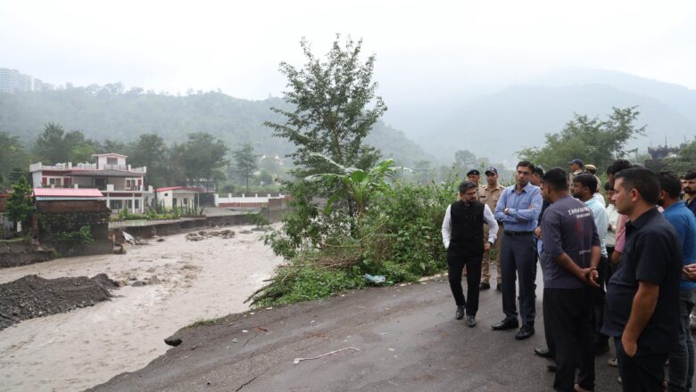 आपदा की दुःखद घडी में देहरादून प्रशासन हरदम प्रभावित लोगों के साथ खड़ा, डीएम के निर्देश पर रातदिन क्यूआरटी टीमें फील्ड में तैनात।