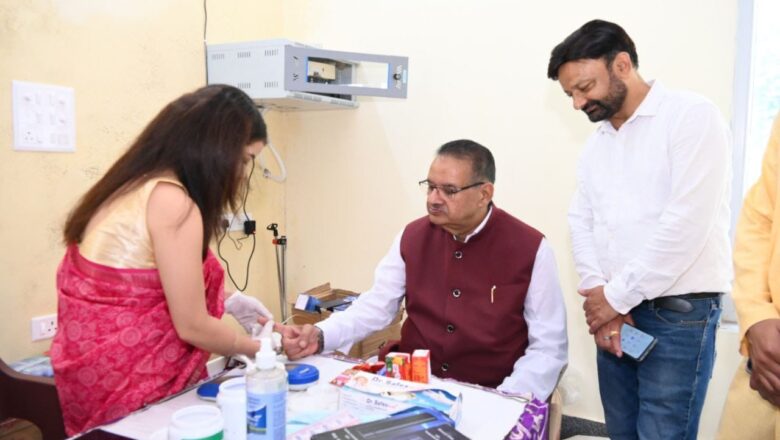 रक्तदान को बताया महादान, खून जांच कर स्वयं उदाहरण प्रस्तुत करते हुए मंत्री गणेश जोशी ने रक्तदाताओं का बढ़ाया उत्साह
