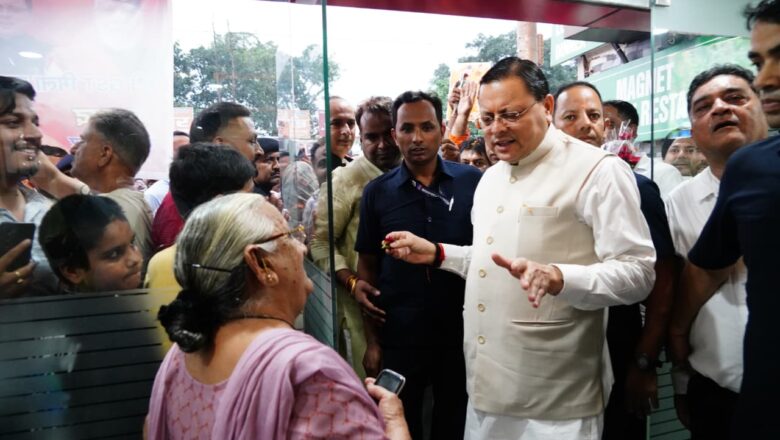 मुख्यमंत्री ने कहा कि स्थानीय उत्पादों को बढ़ावा देने से हमारे कुटीर उद्योग, स्थानीय कारोबारियों को प्रोत्साहन मिलेगा। इससे प्रदेश एवं देश की अर्थव्यवस्था भी मजबूत होगी      