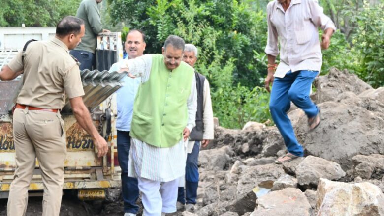 मसूरी विधानसभा क्षेत्र के भैंसवाड़सैंण गांव पहुंचे कैबिनेट मंत्री गणेश जोशी ने आज आपदा प्रभावित क्षेत्रों में चल रहे पुनर्निर्माण कार्यों का स्थलीय निरीक्षण किया   