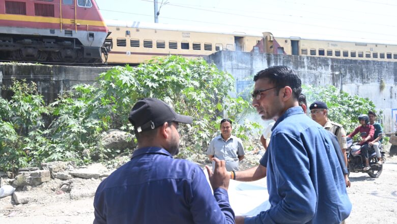 वर्षों से अधूरे पड़े प्रोजेक्ट से शहरवासियों को जाम और असुविधा का सामना करना पड़ रहा है, जिलाधिकारी ने शीघ्र समाधान का आश्वासन दिया।