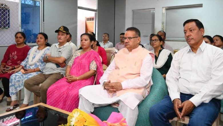 गणेश जोशी ने प्रधानमंत्री मोदी की बातों को उद्धृत करते हुए कहा कि त्योहारों में लोकल उत्पादों की खरीदारी करना स्थानीय कलाकारों, बुनकरों और छोटे उद्यमियों को संबल देगा