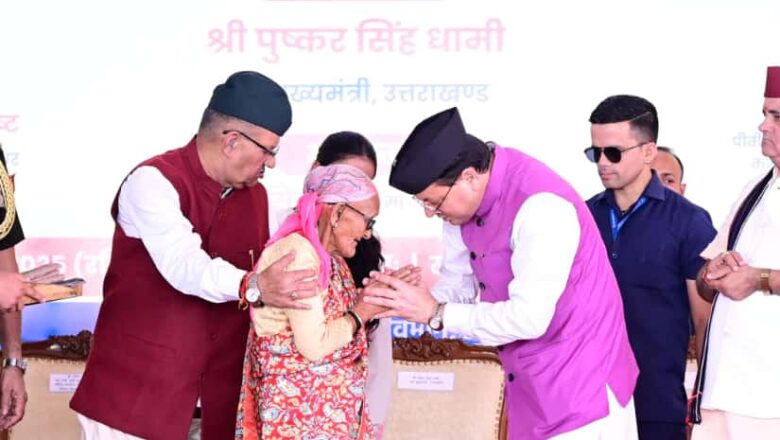 मुख्यमंत्री ने कहा कि केंद्र सरकार द्वारा सैनिकों के लिए वन रैंक वन पेंशन, आधुनिक उपकरण, जैकेट एवं जूते जैसी सुविधाएँ उपलब्ध कराई गई हैं   