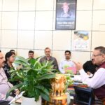 स्थानीय जनप्रतिनिधियों के साथ मिलकर मंत्री जोशी ने जनसमस्याओं पर की चर्चा      