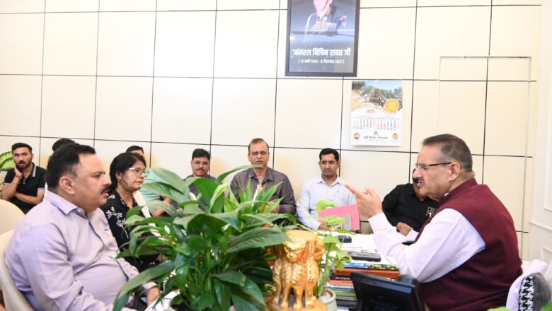 स्थानीय जनप्रतिनिधियों के साथ मिलकर मंत्री जोशी ने जनसमस्याओं पर की चर्चा