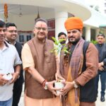 मंत्री जोशी ने पुष्पगुच्छ भेंट कर उनका अभिनंदन किया और उनके साथ विभिन्न सामाजिक एवं राजनीतिक विषयों पर विचार-विमर्श किया   
