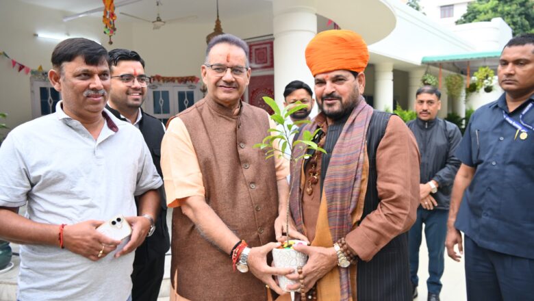 मंत्री जोशी ने पुष्पगुच्छ भेंट कर उनका अभिनंदन किया और उनके साथ विभिन्न सामाजिक एवं राजनीतिक विषयों पर विचार-विमर्श किया