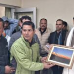 मुख्यमंत्री धामी ने इसके बाद स्थानीय जनप्रतिनिधियों, सामाजिक कार्यकर्ताओं एवं आम नागरिकों से भेंटवार्ता की   