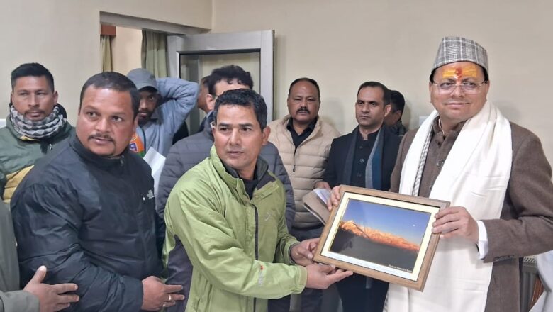 मुख्यमंत्री धामी ने इसके बाद स्थानीय जनप्रतिनिधियों, सामाजिक कार्यकर्ताओं एवं आम नागरिकों से भेंटवार्ता की