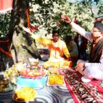 मुख्यमंत्री पुष्कर सिंह धामी ने गांव के मंदिर में पूजा अर्चना कर प्रदेश की खुशहाली के लिए कामना की