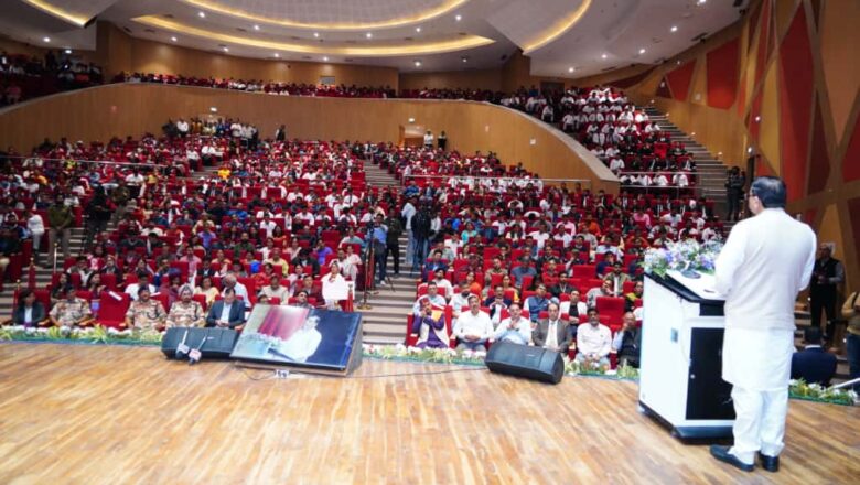 मुख्यमंत्री ने सभी विभागों, अधिकारियों, कर्मचारियों का धन्यवाद करते हुए कहा कि सभी लोगों की कड़ी मेहनत से प्रदेशभर में रजत जयंती पर्व के सभी कार्यक्रम सफलतापूर्वक संपन्न हुए