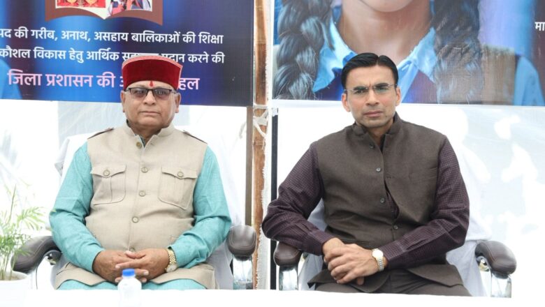 जिलाधिकारी ने कहा कि प्रोजेक्ट नंदा-सुनंदा का यही उद्देश्य है कि पात्र बालिकाओं की शिक्षा को पुनर्जीवित किया जा सके
