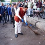 मुख्यमंत्री धामी का आईएसबीटी देहरादून में औचक निरीक्षण, गंदगी देखकर खुद उठाई झाड़ू 
