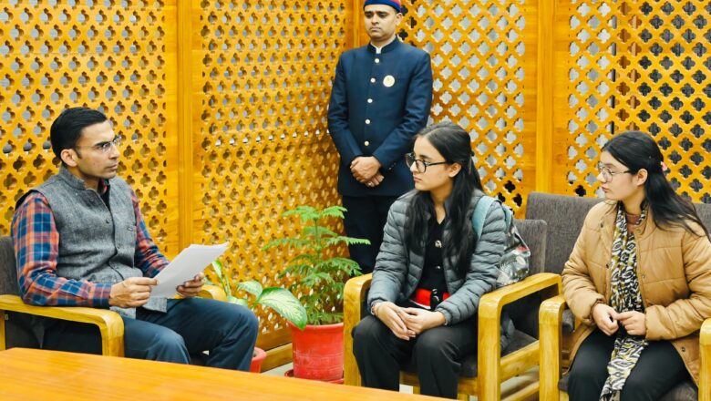 चित्रा की पढाई, आवाजाही, किताबों का समस्त व्यय, वहन करेगा जिला प्र्रशासन व संस्थान