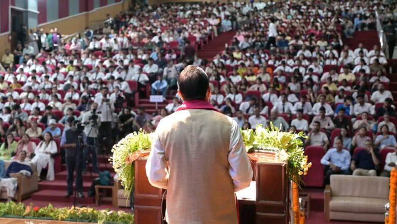 मुख्यमंत्री धामी ने दून विश्वविद्यालय के दीक्षारम्भ सत्र का किया शुभारंभ, युवाओं से बड़े सपने देखने और उन्हें साकार करने का किया आह्वान