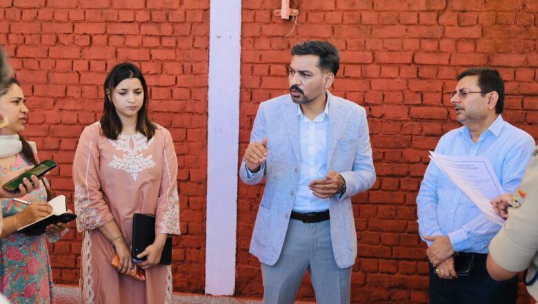 डीएम डॉ. आशीष चौहान ने परेड ग्राउंड का किया निरीक्षण, स्वतंत्रता दिवस समारोह की तैयारियों को दिए अंतिम निर्देश