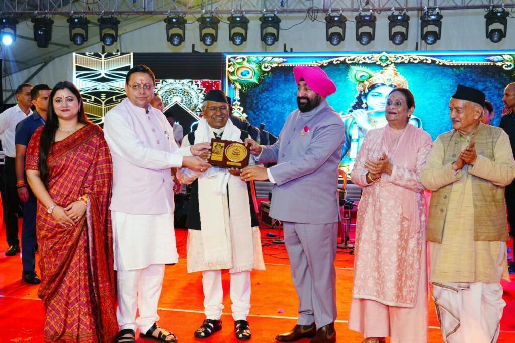 मुख्यमंत्री धामी ने श्रीकृष्ण जन्माष्टमी के अवसर पर विभिन्न सांस्कृतिक कार्यक्रमों में अपनी प्रतिभा का प्रदर्शन करने वाले कलाकारों का उत्साहवर्धन करते हुए उन्हें सम्मानित किया