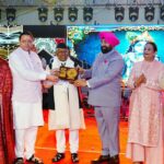 मुख्यमंत्री धामी ने श्रीकृष्ण जन्माष्टमी के अवसर पर विभिन्न सांस्कृतिक कार्यक्रमों में अपनी प्रतिभा का प्रदर्शन करने वाले कलाकारों का उत्साहवर्धन करते हुए उन्हें सम्मानित किया