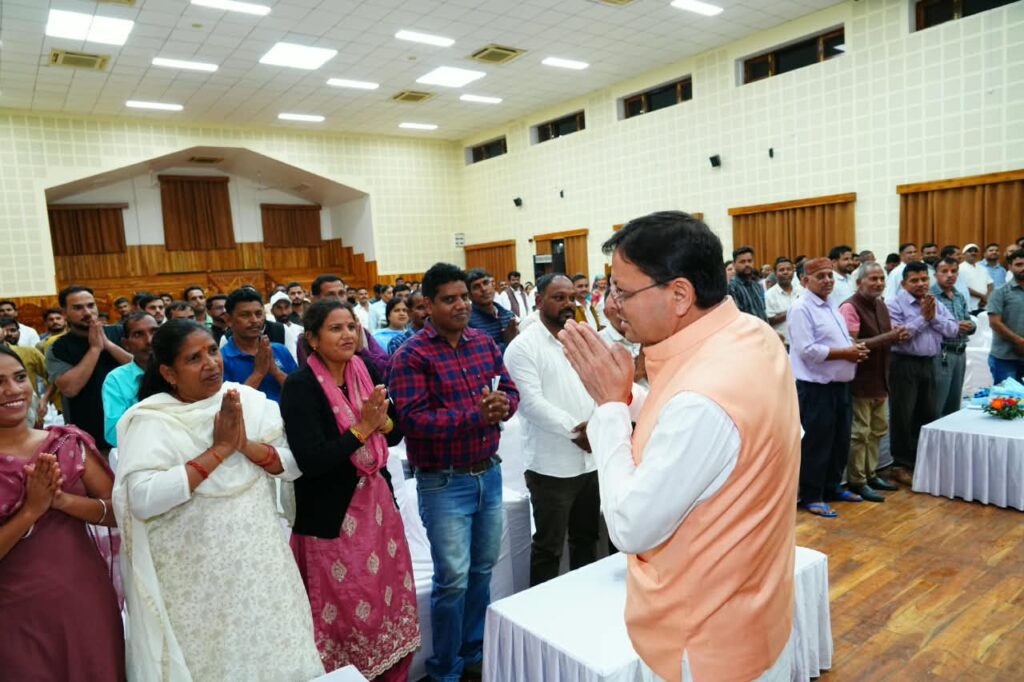 मुख्यमंत्री धामी ने ‘विकसित उत्तराखण्ड–यात्रा जारी है’ संवाद कार्यक्रम में विभिन्न क्षेत्रों में उत्कृष्ट कार्य करने वाले लोगों से किया संवाद